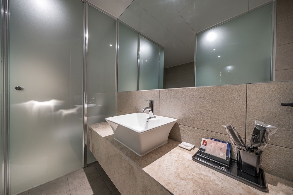 Premium Twin Room - Photo 8