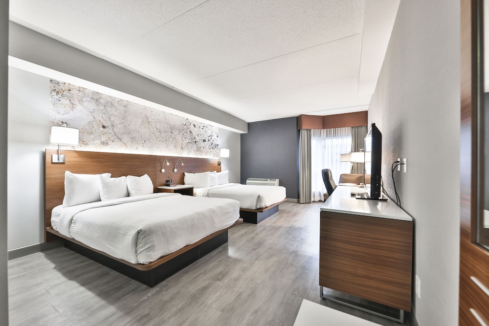 Standard Room, 2 Queen Beds thumbnail 5
