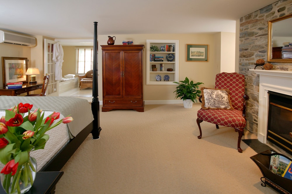 Courtyard King Suite - Photo 2