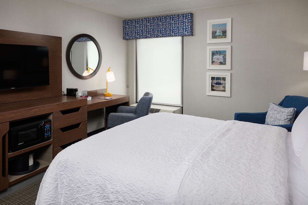 Room, 1 Queen Bed, Non Smoking, Refrigerator & Microwave - Photo 2