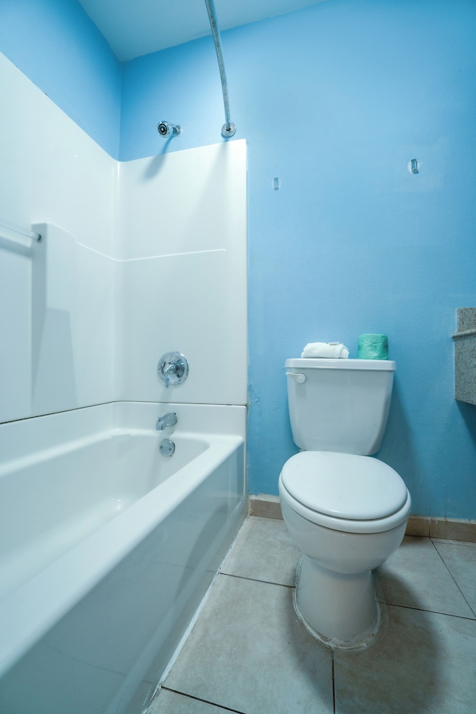 Room, 1 King Bed, Smoking, Kitchenette photo 3