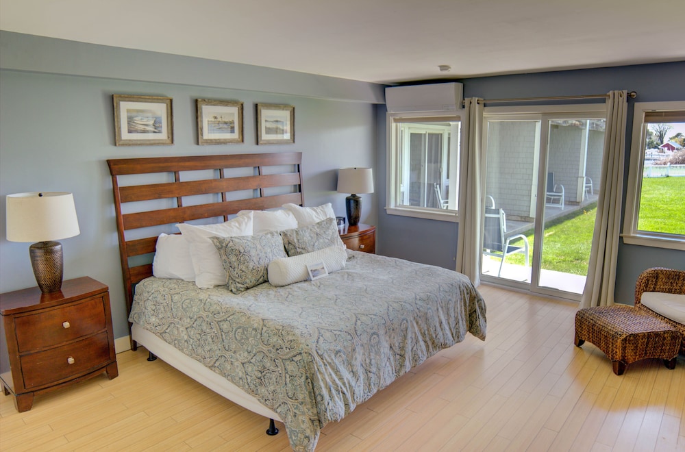 Portside King with Two Sleeper Sofas