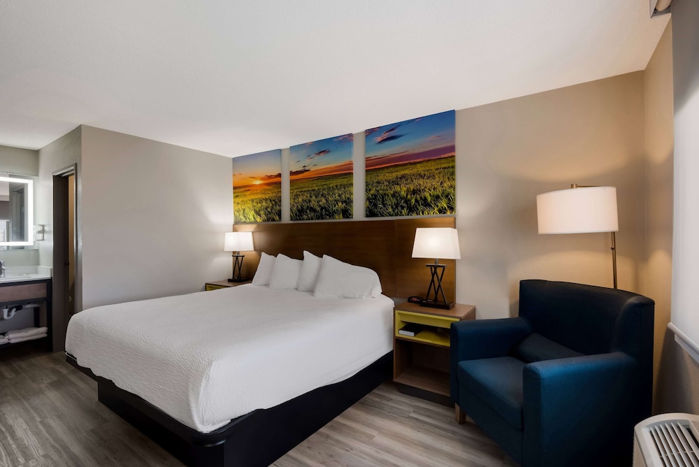 Standard Room, 1 Queen Bed - Photo 2