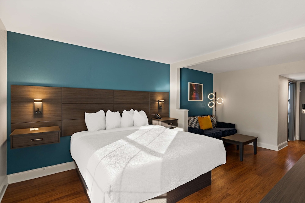 Junior Suite, 1 King Bed, Non Smoking (with Sofabed) - Photo 2