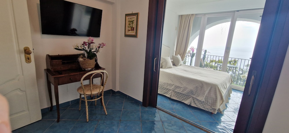 Superior Double Room, Partial Sea View - Photo 1