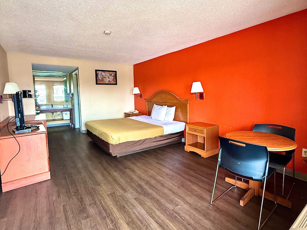 Room, 1 King Bed, Non Smoking - Photo 2