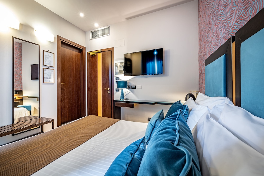 Classic Double Room, Balcony (Duomo View - 33) photo 3
