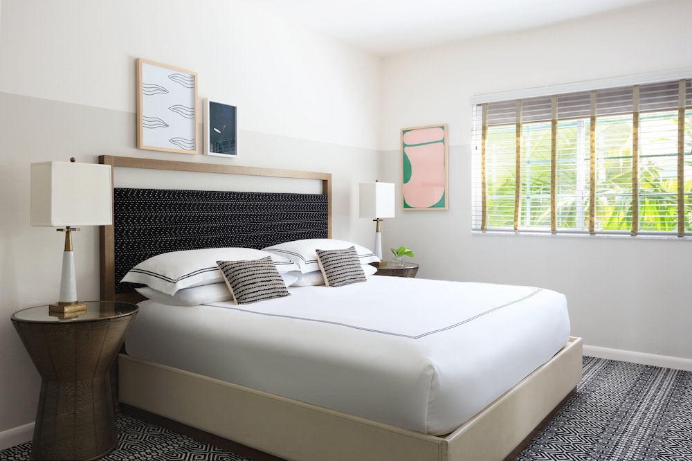 Room, 1 Queen Bed, Roll-in Shower (Roll-In Shower)