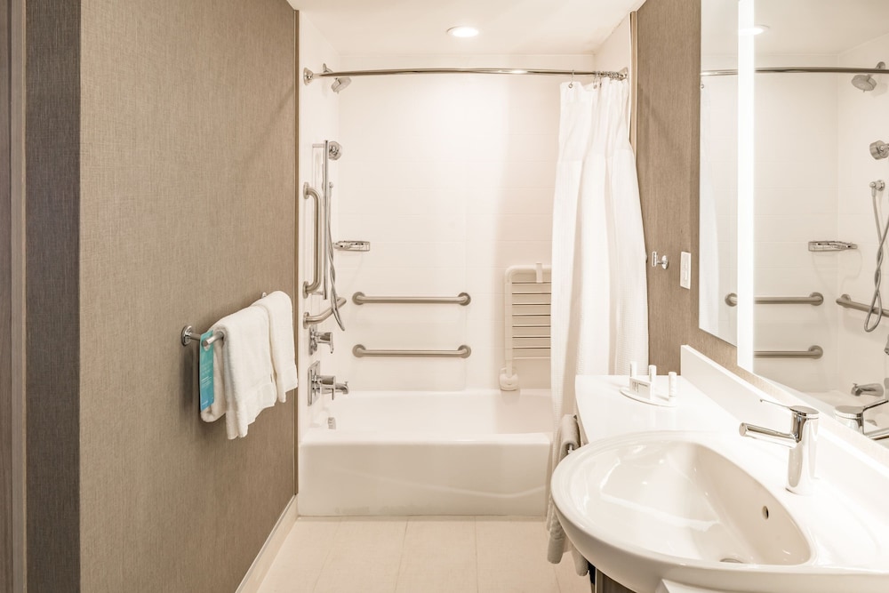 Suite, Multiple Beds (Mobility/Hearing Access, Roll-in Shwr) - Photo 11