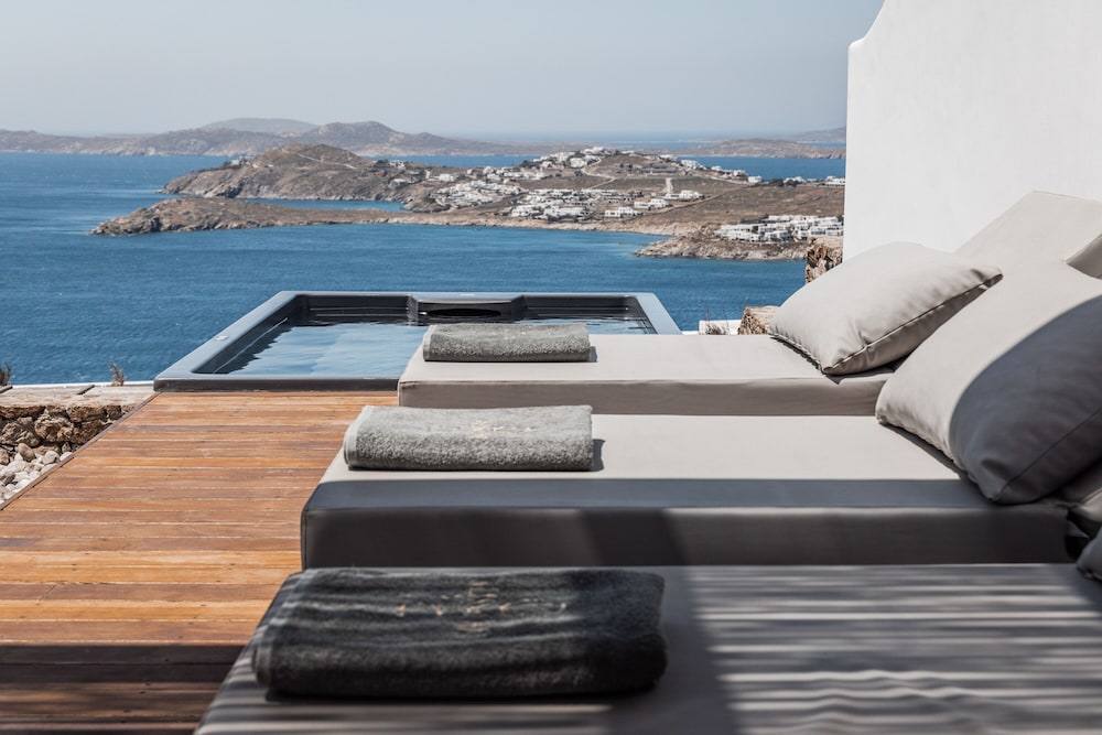 Executive Suite, 1 King Bed with Sofa bed, Jetted Tub, Sea View - Photo 2