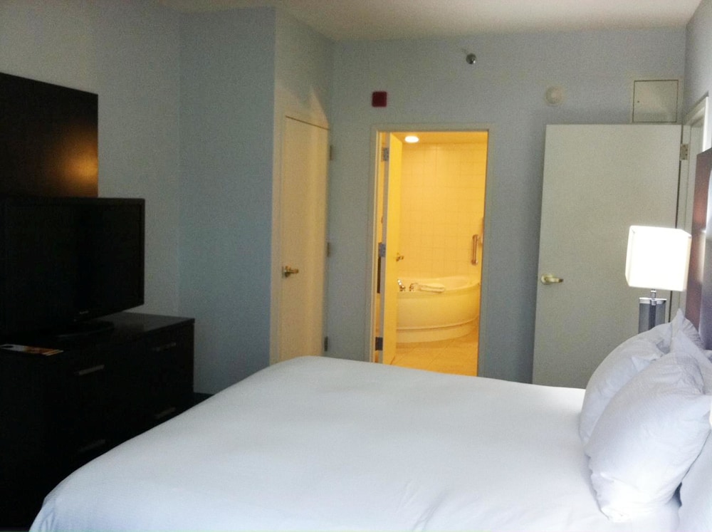 Suite, Accessible - Photo 8