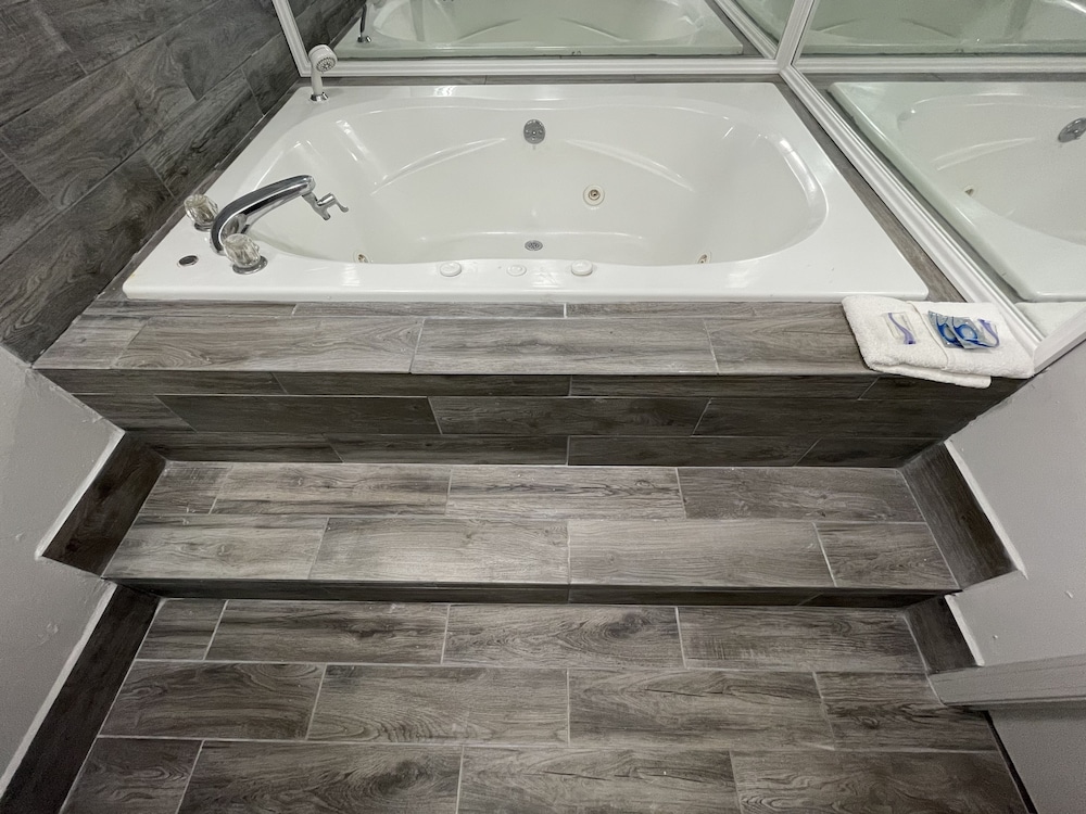 Room, 1 King Bed, Non Smoking, Jetted Tub - Photo 5
