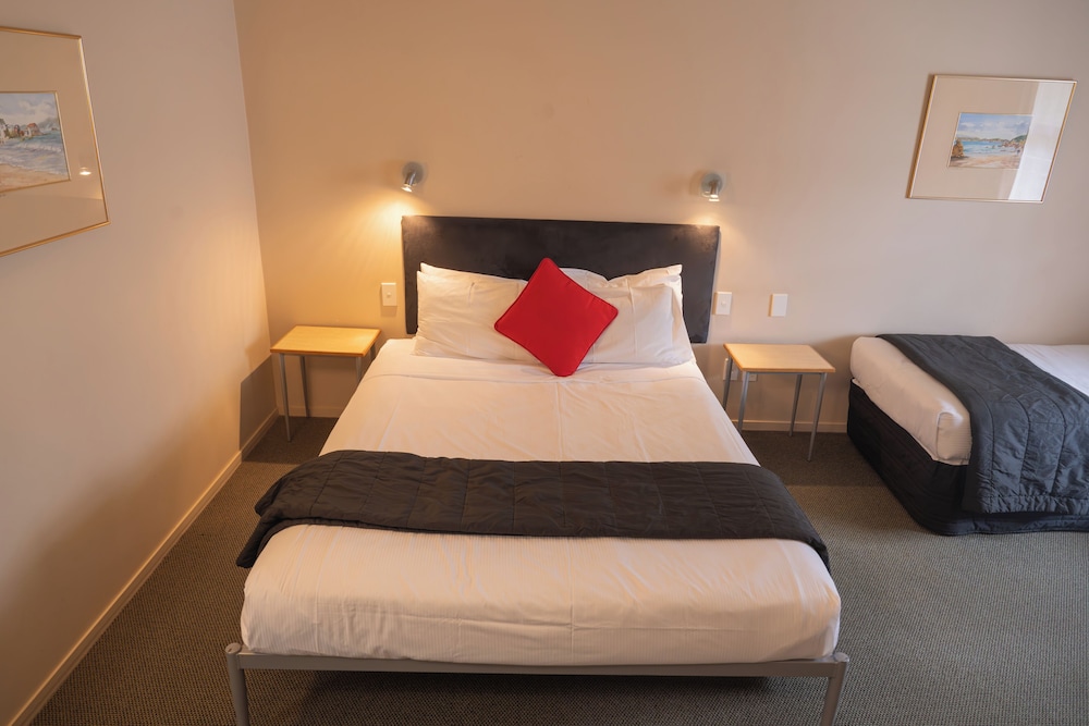 Double or Twin Room, Multiple Beds (1 Queen & 1 Single bed)