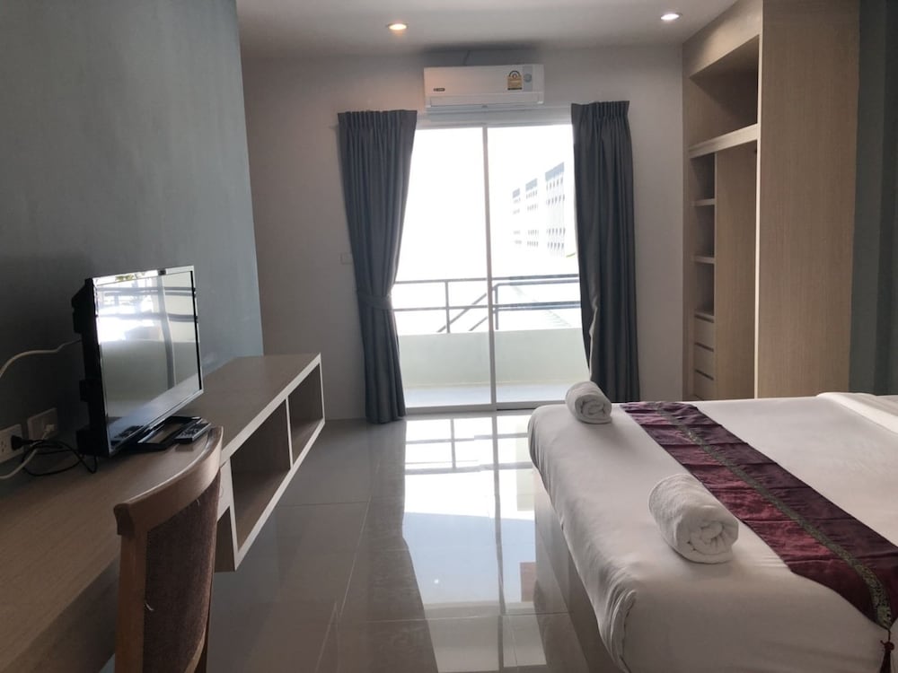 Deluxe Studio, 1 King Bed photo 3