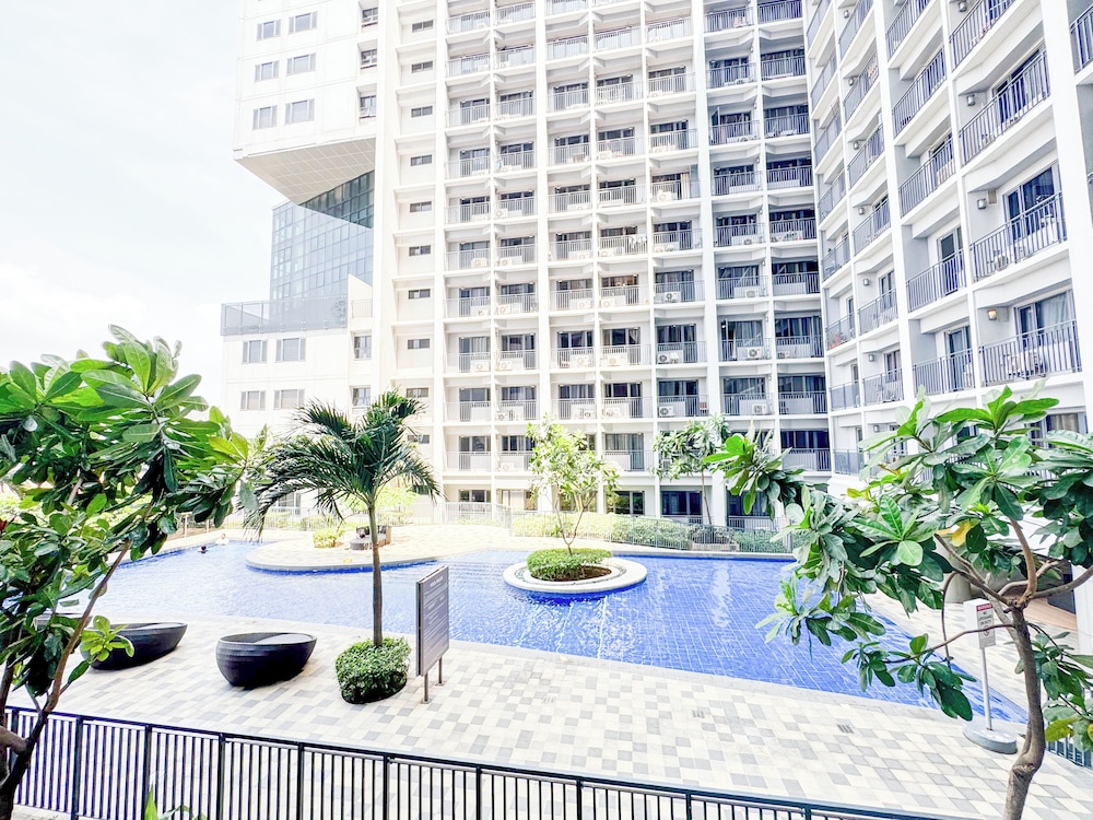 Signature Condo, Balcony, Pool View photo 1