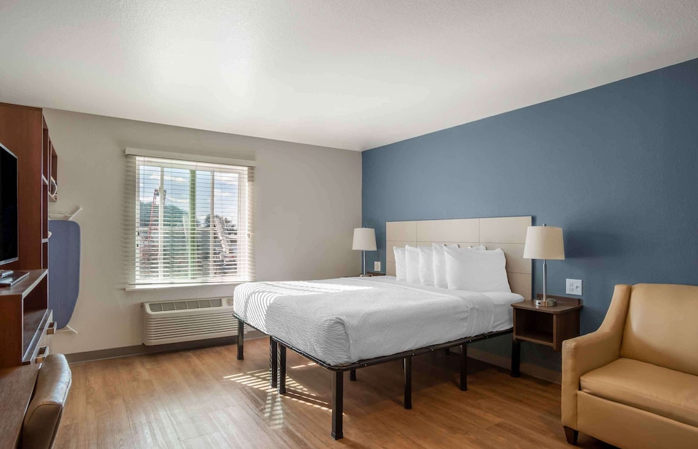 Deluxe Studio, 1 King Bed with Sofa bed, Non Smoking, Refrigerator & Microwave