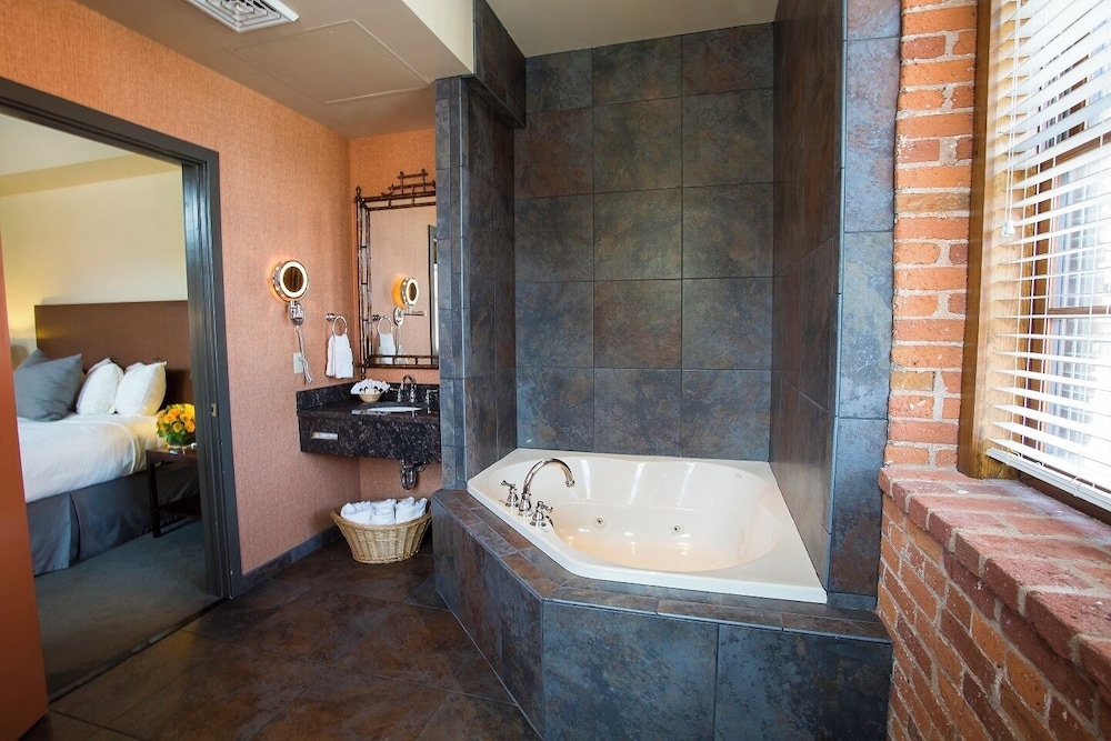 Room, 1 King Bed, Jetted Tub photo 1