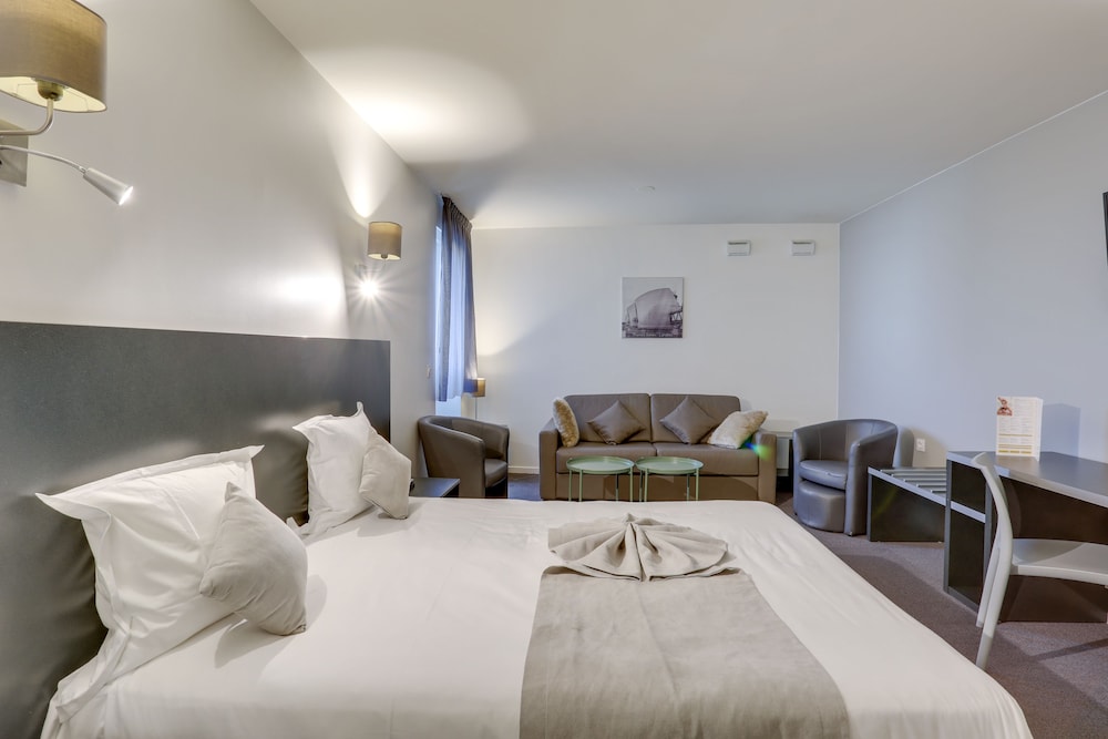SUPERIOR STUDIO (DOUBLE BED AND SOFA BED)