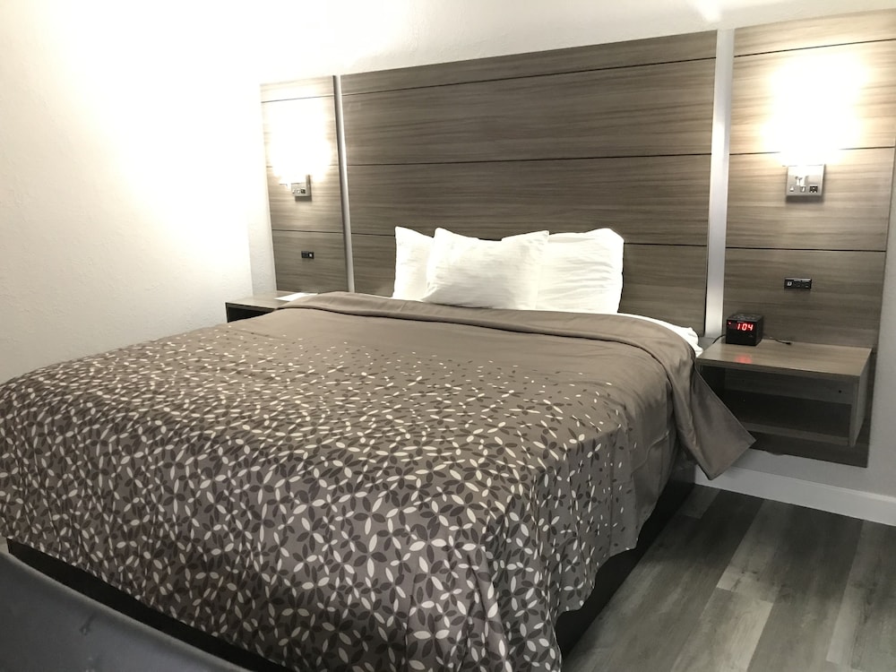 Single Room, 1 King Bed, Non Smoking - Photo 1