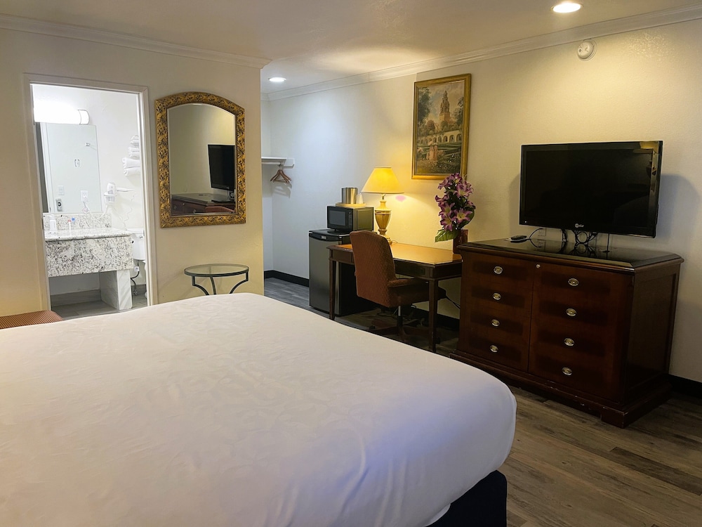 Room, 1 King Bed, Non Smoking - Photo 12