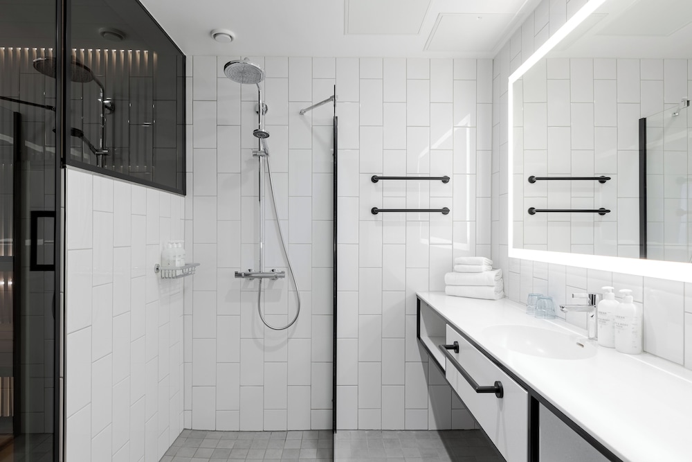 Suite - Photo 5