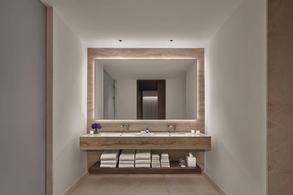 Premier Room, 1 King Bed, Balcony, Marina View — photo 6