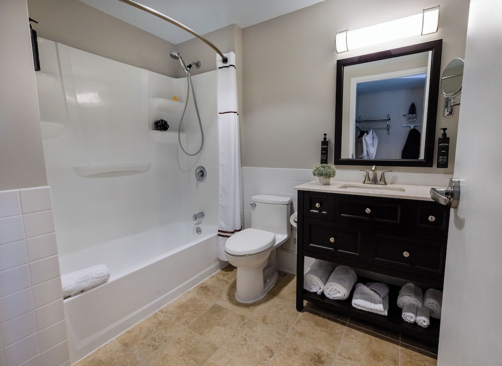 Room, 1 Queen Bed, Accessible Bathtub, Executive Level - Photo 4