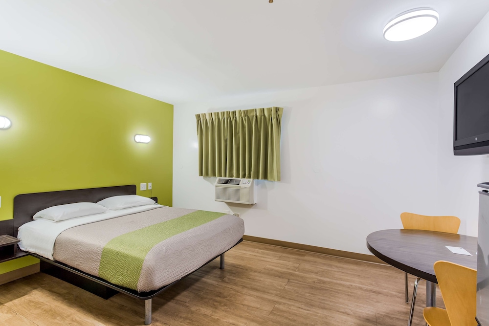 Deluxe Room, 1 Queen Bed, Non Smoking, Kitchenette - Photo 2