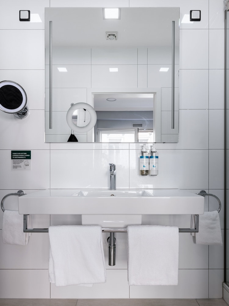 Large Studio with Kitchenette - Photo 13