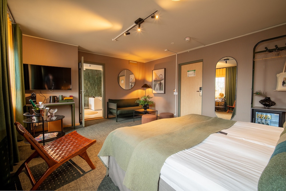 Studio Suite - Photo 1