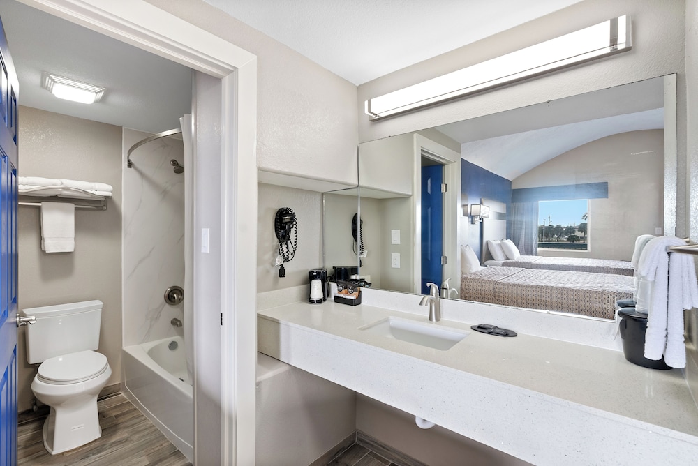 Standard Room, 2 Queen Beds, Kitchenette, Ground Floor - Photo 6