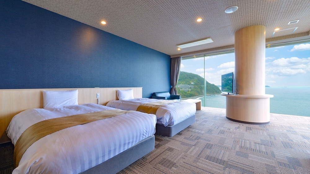 Suite Twin Room(Top Floor)(Sea Side) - Shower Only - Non-Smoking photo 1