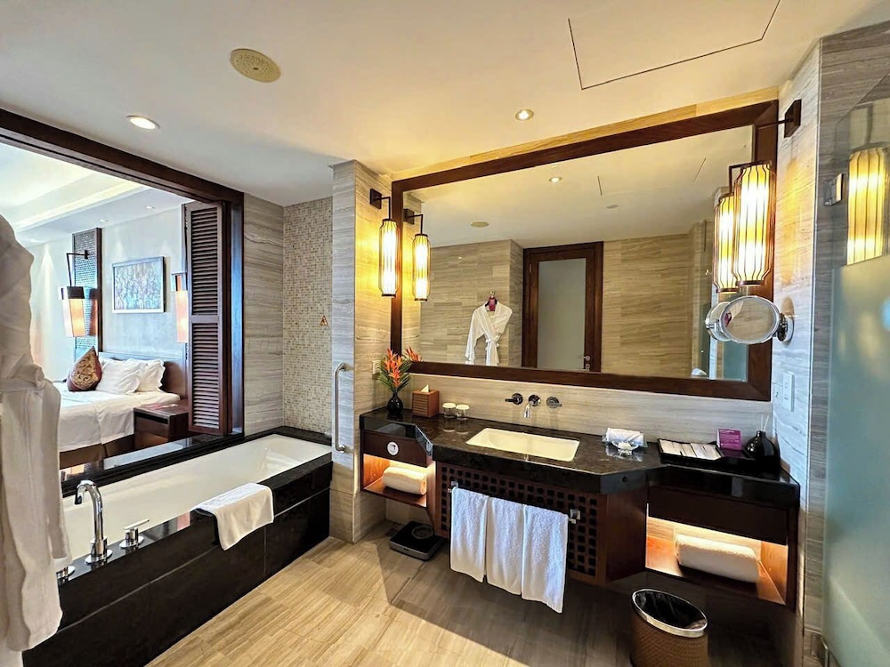 Standard Room, 1 King Bed, Balcony photo 3