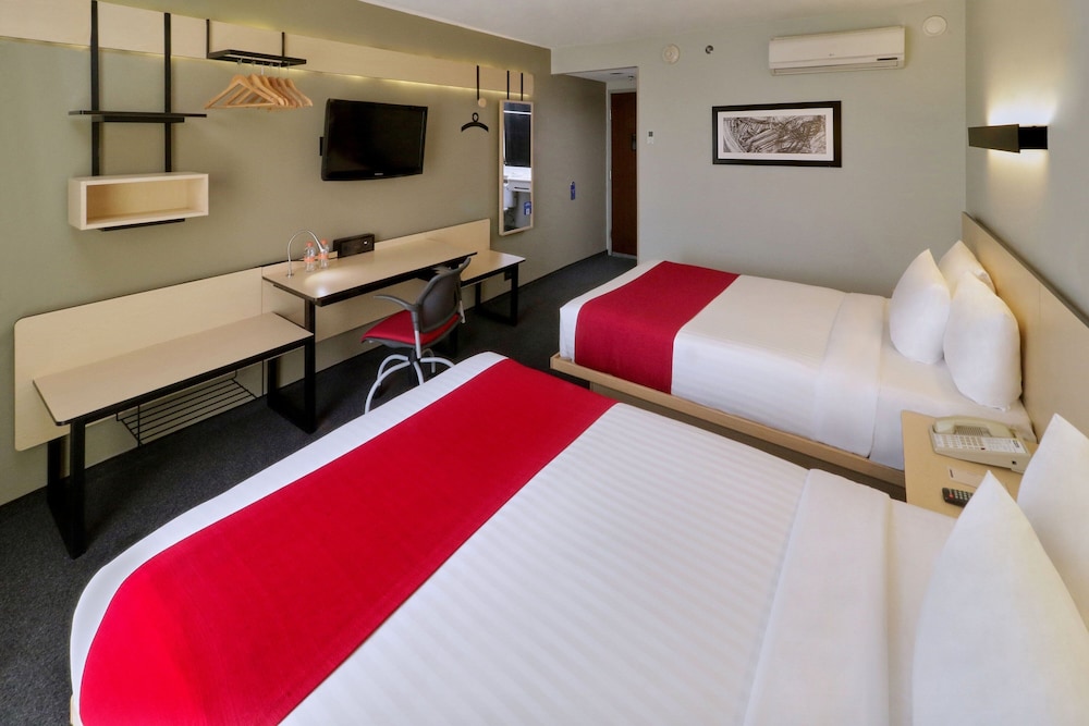 Room, 2 Double Beds photo 3
