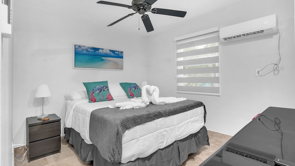 3 - Deluxe Queen One Bedroom Suite w/ Full Couch Bed