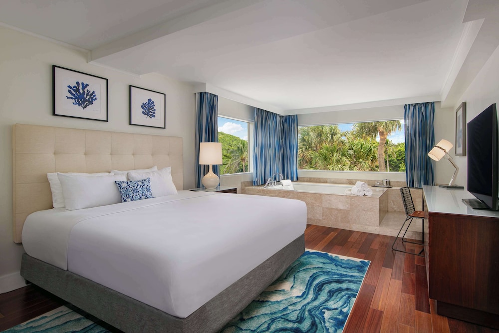 Suite, 1 King Bed (Junior Romance)