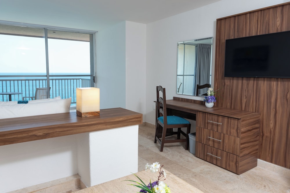 Studio Suite, 1 King Bed, Partial Sea View - Photo 11