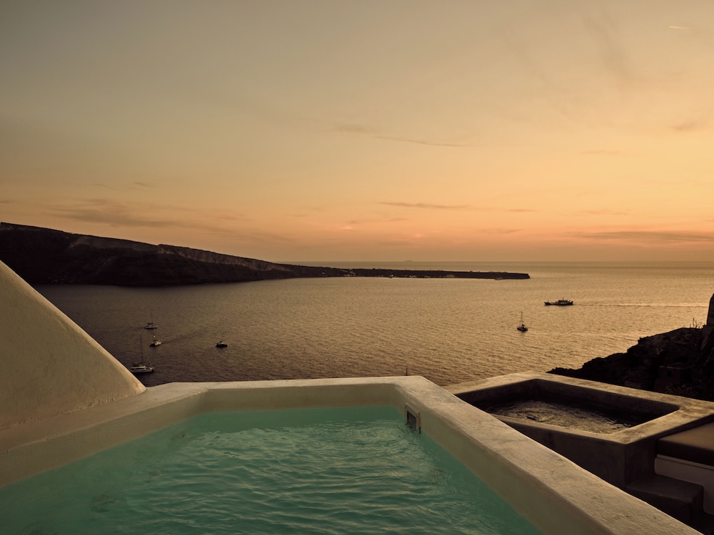 Plunge Pool Cave Suite with Sunset View photo 2