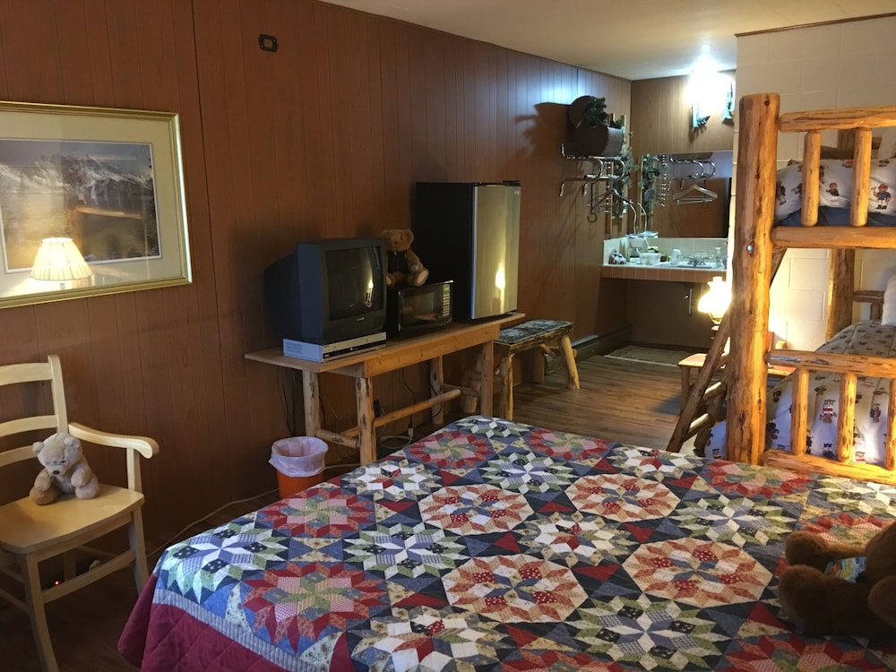 Classic Room (#23 1 Queen, 1 twin/twin bunk) photo 2