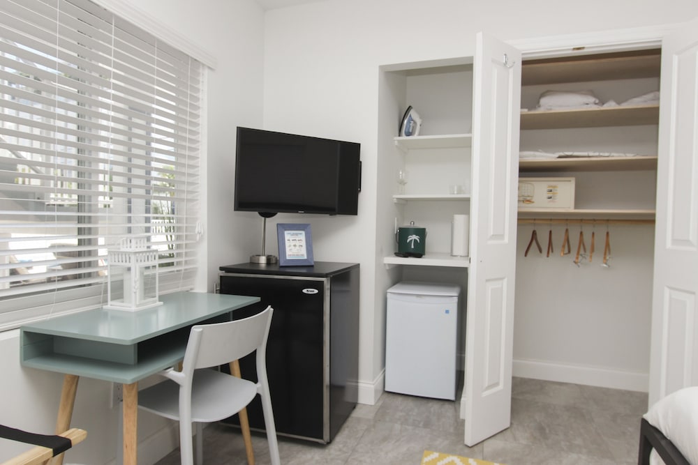 Economy Studio, 1 King Bed, Refrigerator, Pool View