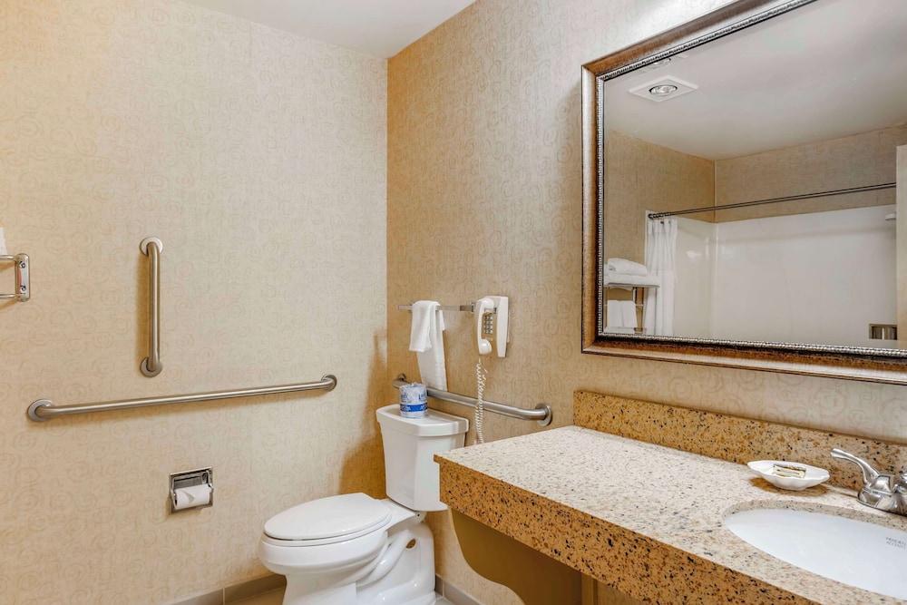 Standard Room, 1 Queen Bed, Accessible, Bathtub photo 3