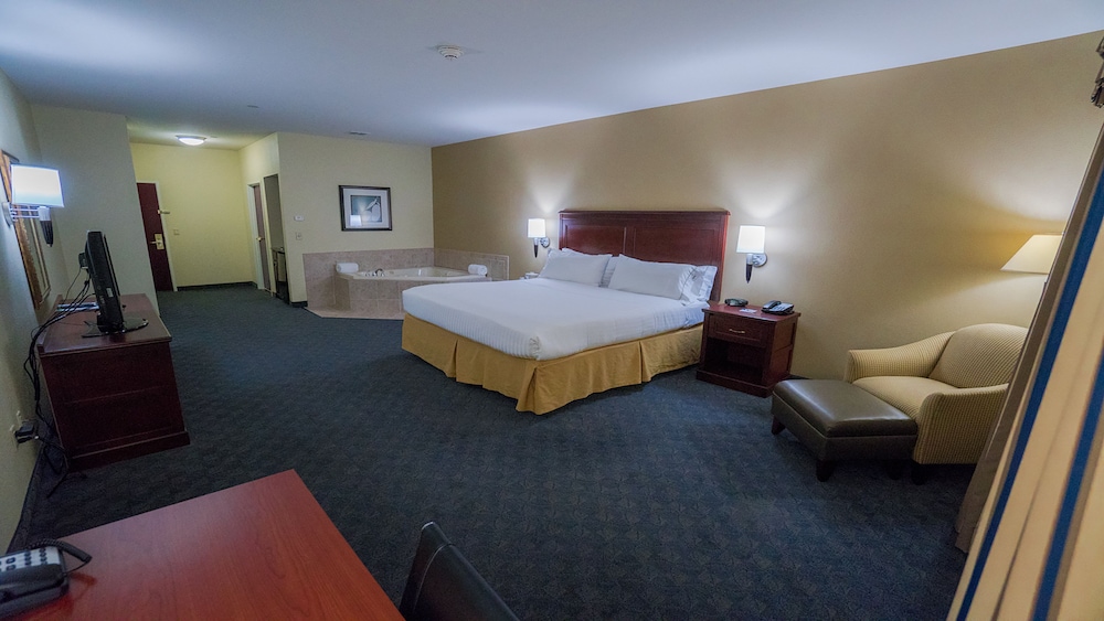 Standard Room, 1 King Bed, Jetted Tub - Photo 8