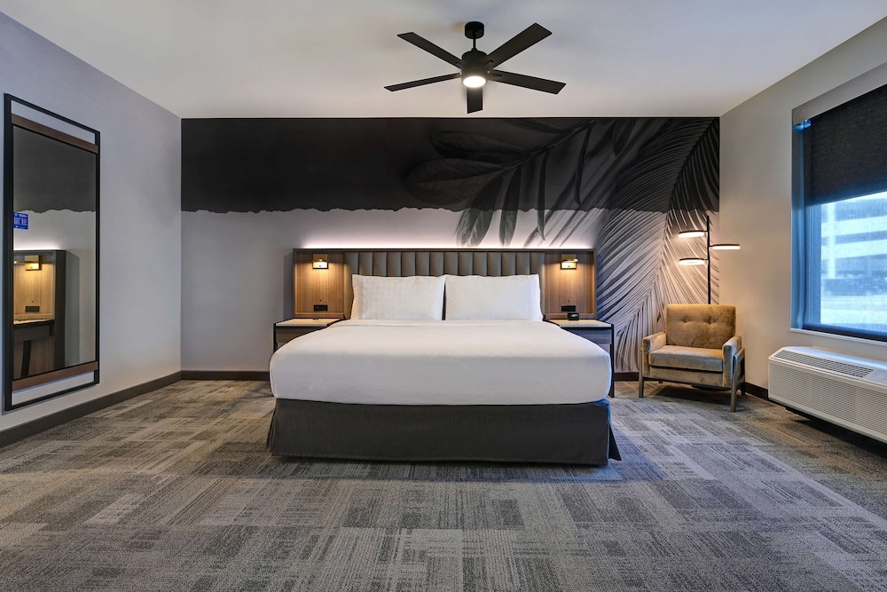 Studio, 1 King Bed, Accessible (Mob/Hearing, Roll-in Shower) photo 2
