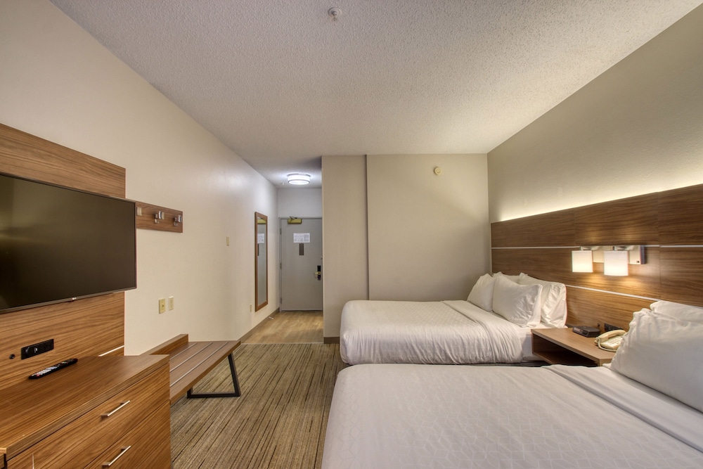 Standard Room, 2 Queen Beds - Photo 6