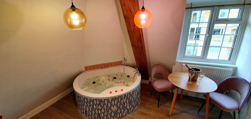 Deluxe Suite, Hot Tub, City View (2nd Floor) photo 3