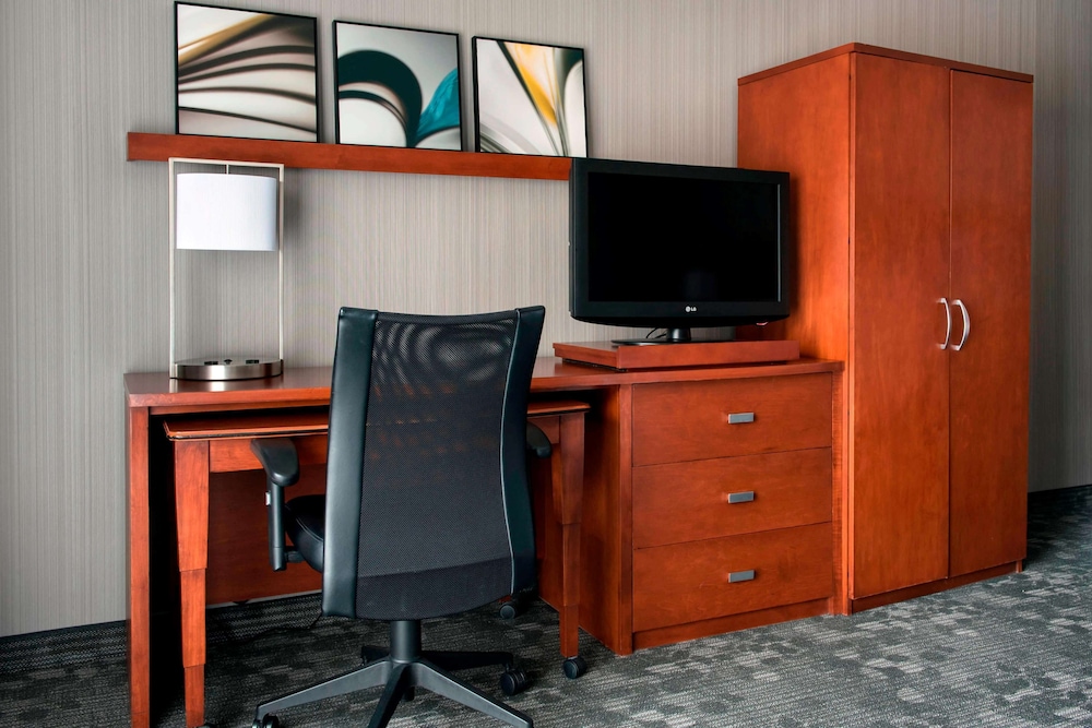 Suite, 1 Double Bed with Sofa bed, Accessible (Mobility/Hearing Tub One Bedroom) photo 3