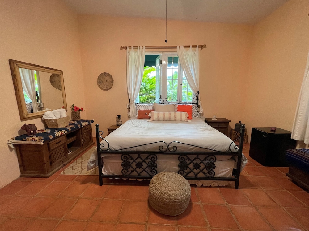 Deluxe Room, 1 King Bed, Garden View, Corner photo 1