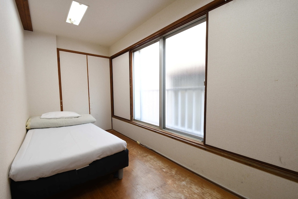 Basic Single Room, Shared Bathroom photo 1