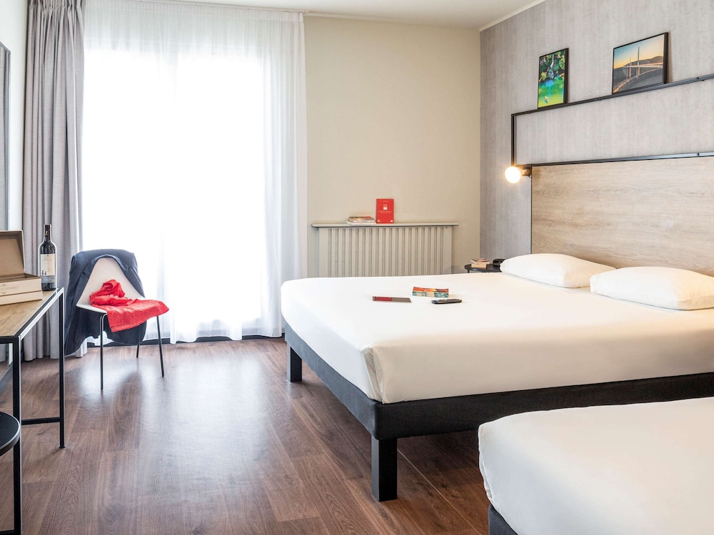 Deluxe Room, Multiple Beds (renovated) - Photo 4