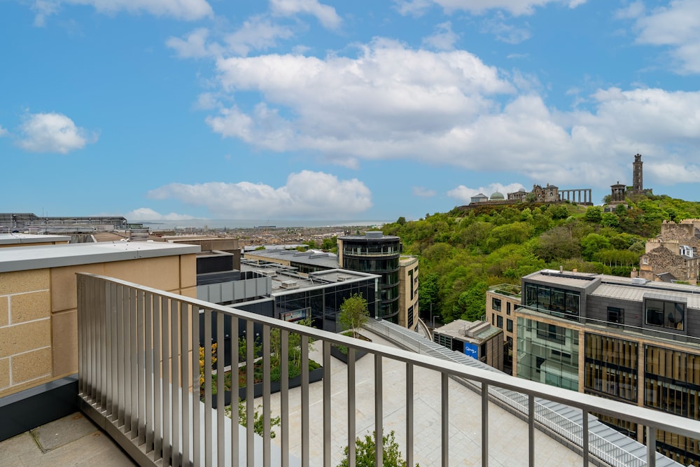 Vantage Studio with Balcony and View - Photo 11